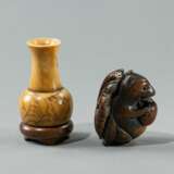 Miniaturväschen mit Landschaftsdekor aus maritimem Elfenbein und Netsuke eines Tanuki - photo 4