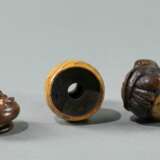Miniaturväschen mit Landschaftsdekor aus maritimem Elfenbein und Netsuke eines Tanuki - фото 5