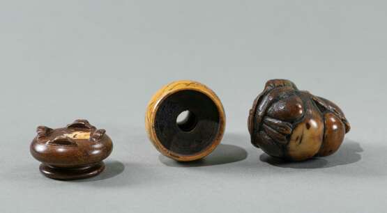 Miniaturväschen mit Landschaftsdekor aus maritimem Elfenbein und Netsuke eines Tanuki - Foto 5