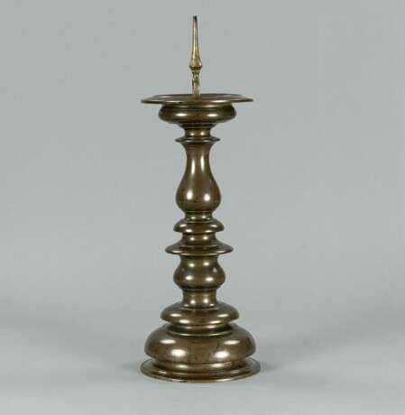 Schwerer Leuchter aus Bronze mit gegliedertem Schaft - фото 2