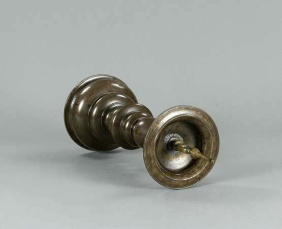 Schwerer Leuchter aus Bronze mit gegliedertem Schaft - фото 4