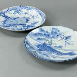 Zwei große Porzellan-Rundplatten mit blau-weißem Fisch- und Blütendekor - Foto 2