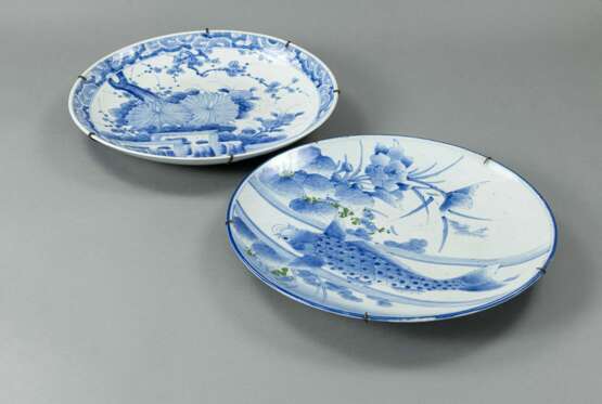 Zwei große Porzellan-Rundplatten mit blau-weißem Fisch- und Blütendekor - photo 2