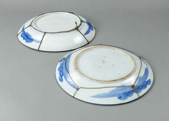 Zwei große Porzellan-Rundplatten mit blau-weißem Fisch- und Blütendekor - photo 3