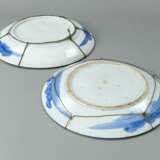 Zwei große Porzellan-Rundplatten mit blau-weißem Fisch- und Blütendekor - Foto 3