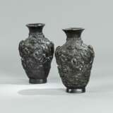 Paar Vasen mit figuralem Dekor - photo 1