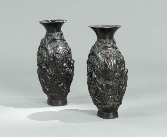 Paar Vasen mit figuralem Dekor - photo 2