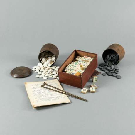 Zwei Becher mit Go-Steinen, ein Mah-Jongg-Spiel und ein Paar Essstäbchen - фото 1