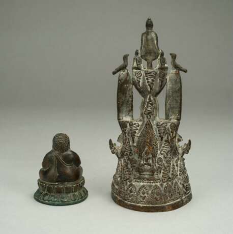 Zwei Bronzeskulpturen des Buddha - photo 2