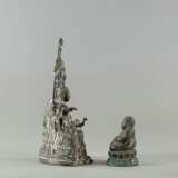 Zwei Bronzeskulpturen des Buddha - photo 7