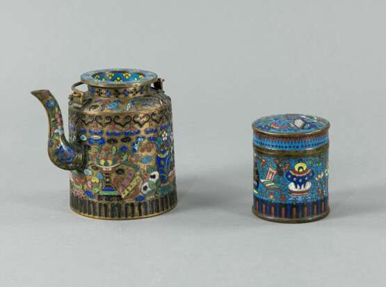 Teekanne und Cloisonné-Deckeldose mit Dekor von Antiquitäten - photo 2