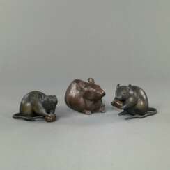 Paar Ratten aus Bronze und eine Ratte aus Bizen.-Ware, JAPAN, das Paar signiert mit kaô, Meiji-Periode