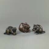 Paar Ratten aus Bronze und eine Ratte aus Bizen.-Ware, JAPAN, das Paar signiert mit kaô, Meiji-Periode - photo 1