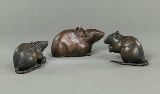 Paar Ratten aus Bronze und eine Ratte aus Bizen.-Ware, JAPAN, das Paar signiert mit kaô, Meiji-Periode - фото 3