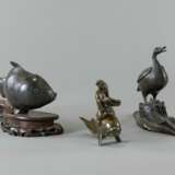 Bronze eines Karpfens und zwei Weihrauchbrenner in Form eines Fisches und einer Gans - Foto 3