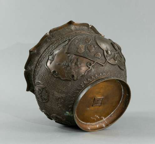 Chachepot aus Bronze mit fächerförmigem, reliefierten Dekor - фото 4