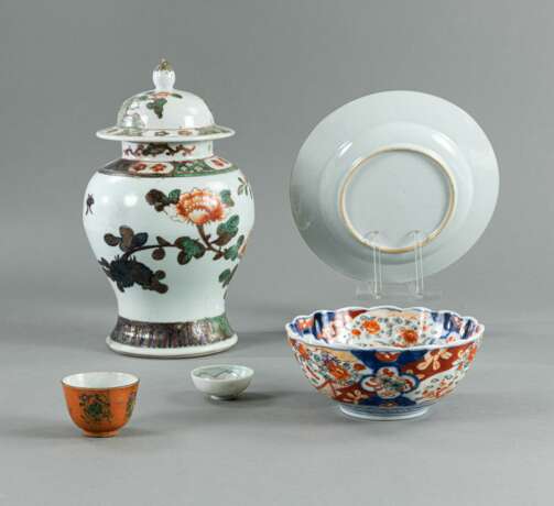 Vase, Schale, Teller und Becher aus Porzellan mit floralem Dekor - фото 2