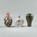 Zwei Snuffbottles mit polychromem Dekor und eine Teadust-Vase - фото 1