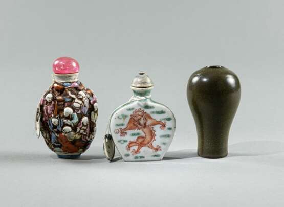 Zwei Snuffbottles mit polychromem Dekor und eine Teadust-Vase - photo 3
