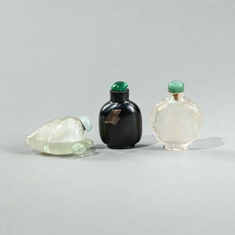 Drei Snuffbottles aus Bergkristall und Glas - Foto 1