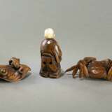 Drei Netsuke aus Holz teils mit Elfenbein: Blinder, Blatt und Krabbe - Foto 3