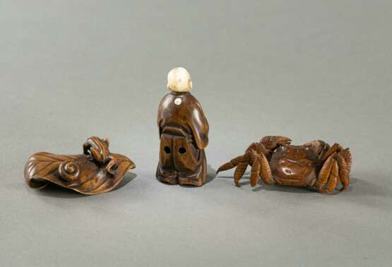 Drei Netsuke aus Holz teils mit Elfenbein: Blinder, Blatt und Krabbe - photo 3