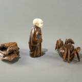 Drei Netsuke aus Holz teils mit Elfenbein: Blinder, Blatt und Krabbe - Foto 4