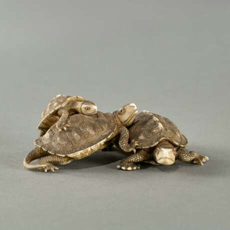 Okimono einer Schildkrötengruppe aus Elfenbein - photo 1