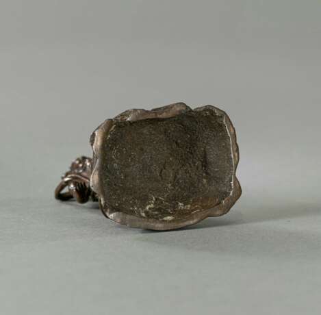 Miniaturbronze des Zocho-ten auf einem Felsen stehend - фото 5