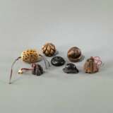 Sieben Netsuke und Toggles aus Holz unter anderem in Form einer Lotosknospe - фото 2