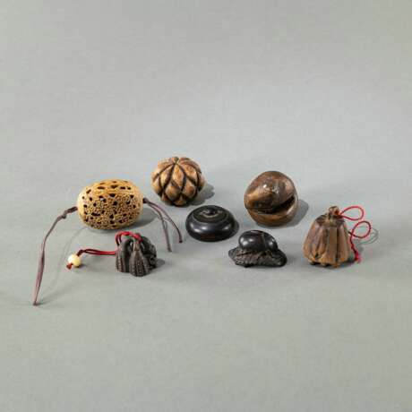 Sieben Netsuke und Toggles aus Holz unter anderem in Form einer Lotosknospe - фото 2