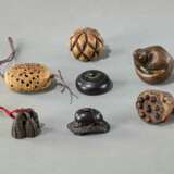 Sieben Netsuke und Toggles aus Holz unter anderem in Form einer Lotosknospe - фото 3