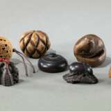 Sieben Netsuke und Toggles aus Holz unter anderem in Form einer Lotosknospe - фото 4