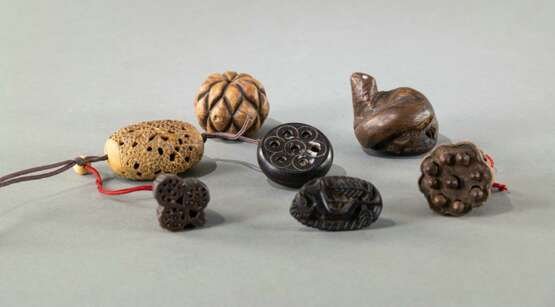 Sieben Netsuke und Toggles aus Holz unter anderem in Form einer Lotosknospe - фото 5