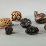 Sieben Netsuke und Toggles aus Holz unter anderem in Form einer Lotosknospe - фото 5