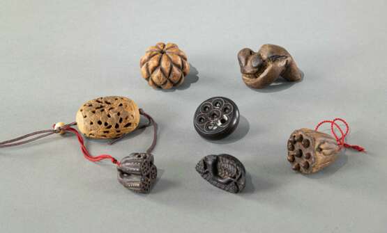 Sieben Netsuke und Toggles aus Holz unter anderem in Form einer Lotosknospe - фото 1