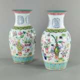 Paar ' Familie-rose -' Vasen mit Antiquitätendekor - photo 1