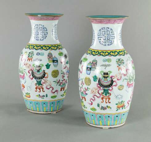 Paar ' Familie-rose -' Vasen mit Antiquitätendekor - Foto 2