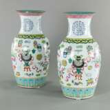 Paar ' Familie-rose -' Vasen mit Antiquitätendekor - Foto 2