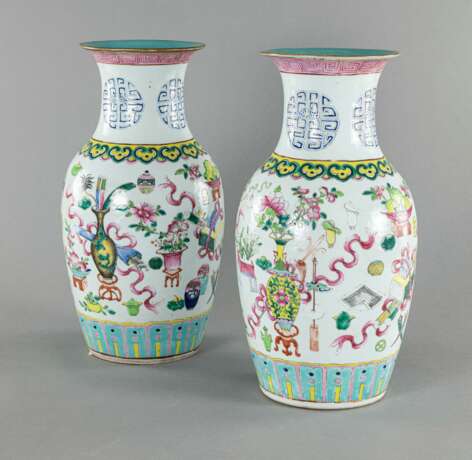 Paar ' Familie-rose -' Vasen mit Antiquitätendekor - Foto 3
