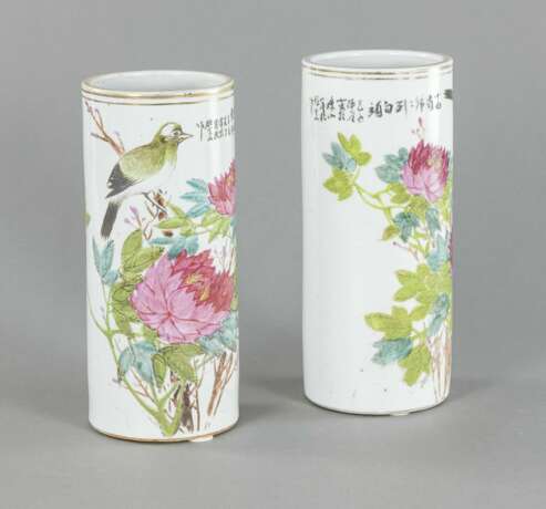 Paar Porzellan-Hutständer mit 'Famille-rose'-Dekor von Blüten und Vögeln mit Aufschrift - photo 2