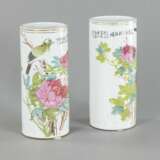 Paar Porzellan-Hutständer mit 'Famille-rose'-Dekor von Blüten und Vögeln mit Aufschrift - photo 2