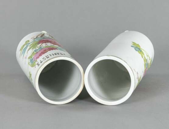 Paar Porzellan-Hutständer mit 'Famille-rose'-Dekor von Blüten und Vögeln mit Aufschrift - photo 4