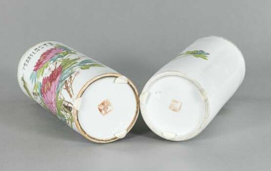 Paar Porzellan-Hutständer mit 'Famille-rose'-Dekor von Blüten und Vögeln mit Aufschrift - Foto 5