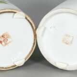 Paar Porzellan-Hutständer mit 'Famille-rose'-Dekor von Blüten und Vögeln mit Aufschrift - photo 6