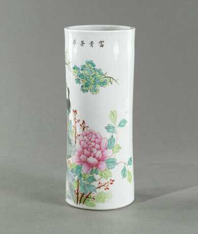 Porzellan-Hutständer mit 'Famille-rose'-Dekor von Pfauen und Aufschriften - photo 2