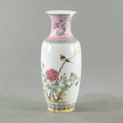 Kleine 'Famill-rose'. Vase mit Blumen- und Vogeldekor, China, Republik-Periode