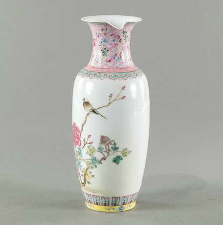 Kleine 'Famill-rose'. Vase mit Blumen- und Vogeldekor, China, Republik-Periode - Foto 3