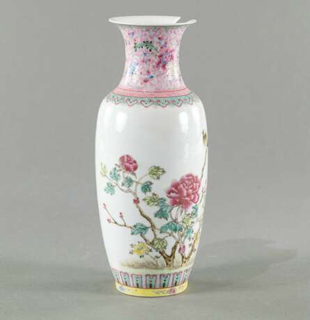 Kleine 'Famill-rose'. Vase mit Blumen- und Vogeldekor, China, Republik-Periode - photo 4