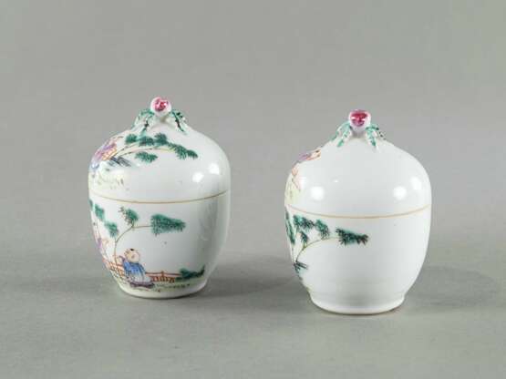 Paar kleine Porzellan-Deckeldosen mit Dekor von Knaben und Pfirsich-Handhaben - Foto 2